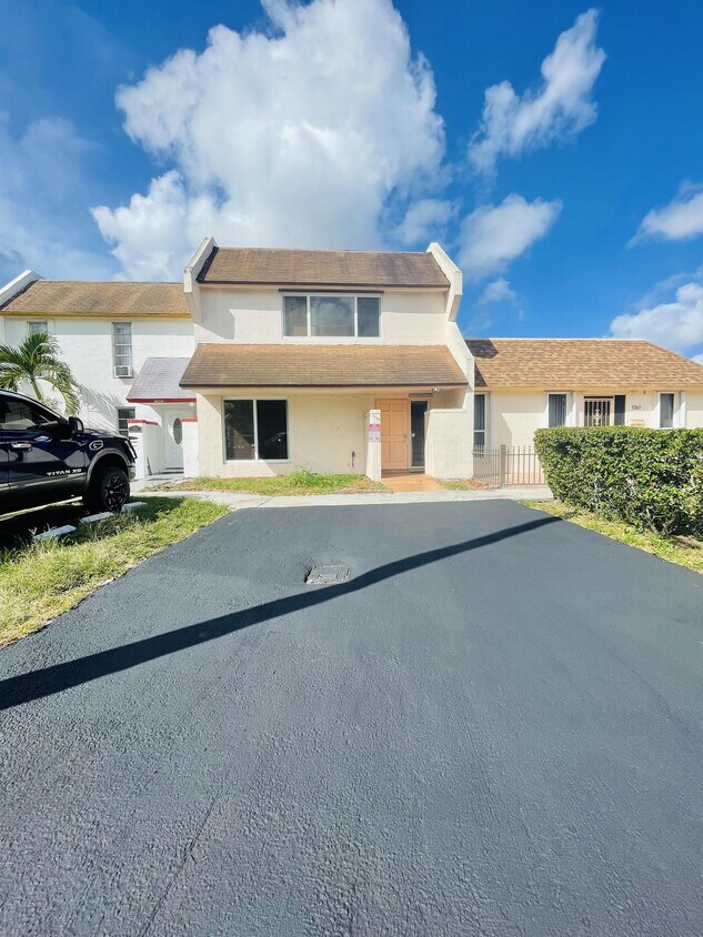 Primary Photo - 1365 Seaview
