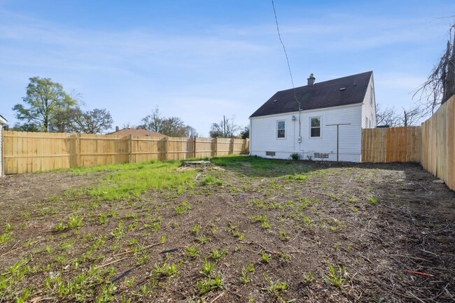 Building Photo - 3 Bedroom 1 Bath with Garage! - $1,400 - S...