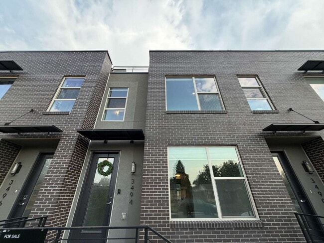 Building Photo - 2-Bed/2.5 Bath Townhouse with 2 car garage!  Upper level deck with views!