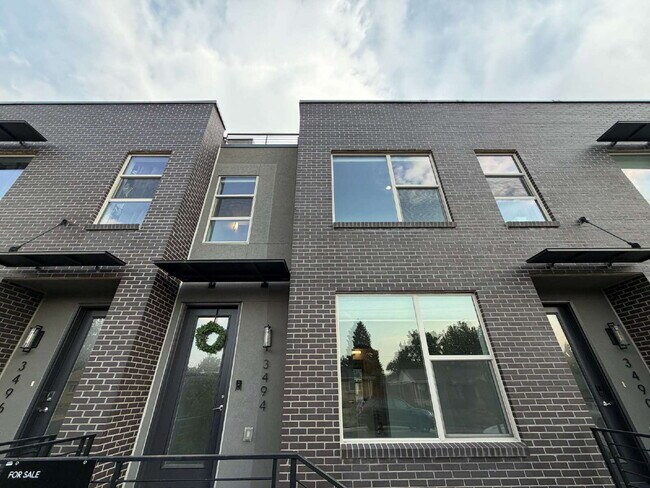 Foto del edificio - 2-Bed/2.5 Bath Townhouse with 2 car garage!  Upper level deck with views!