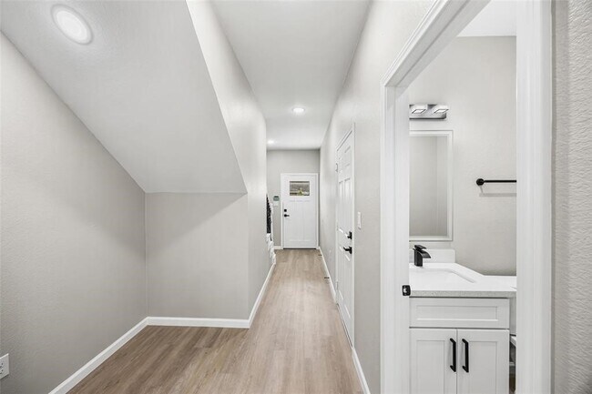 Foto del edificio - 10214 Hollyglen Dr