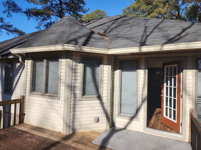 Building Photo - Room in Apartment on Knollwood Dr