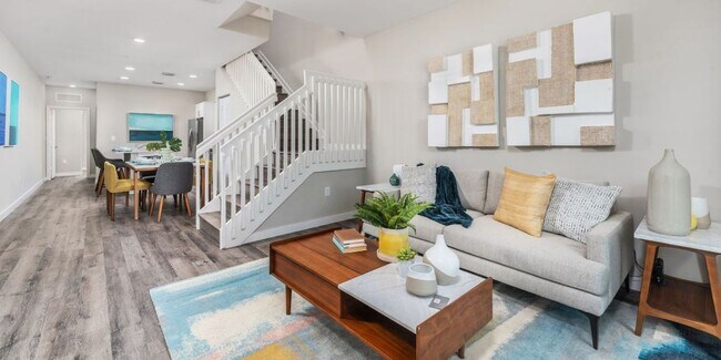 1 habitación, 1 baño, 651 pies cuadrados, sala de estar - Pines Garden at City Center