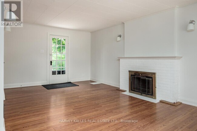 Photo du bâtiment - 129 Major Mackenzie Dr E