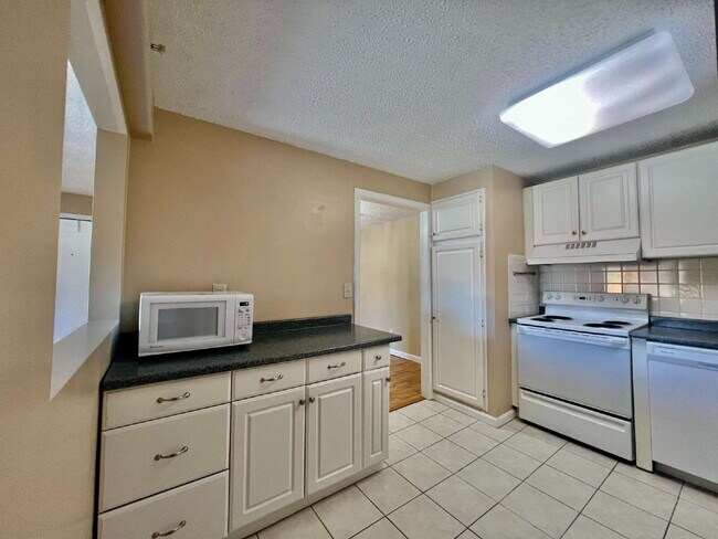 Foto del edificio - 1 BED/1 BATH TOP FLOOR CONDO UNIT HEAT/HW ...
