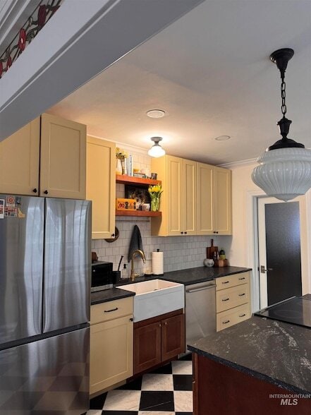 Building Photo - 515 W Hays St