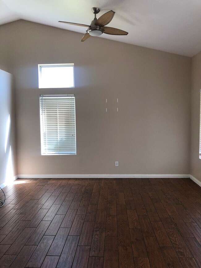 Foto del edificio - Gorgeous and Large  4 bedroom Custom Single Story Rental Home