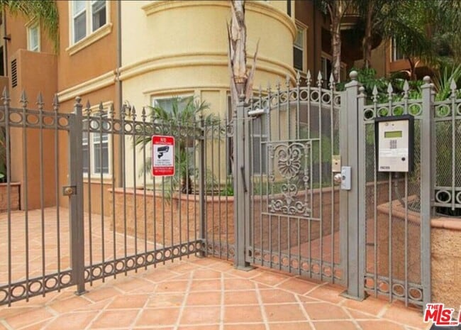 Building Photo - 917 S New Hampshire Ave