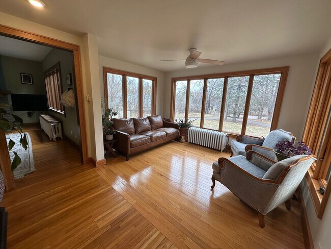 Foto del edificio - Wonderful 4BR 3BA w/ 2 Car Garage on 1.38 Acres in desirable Mendota Heights neighborhood!