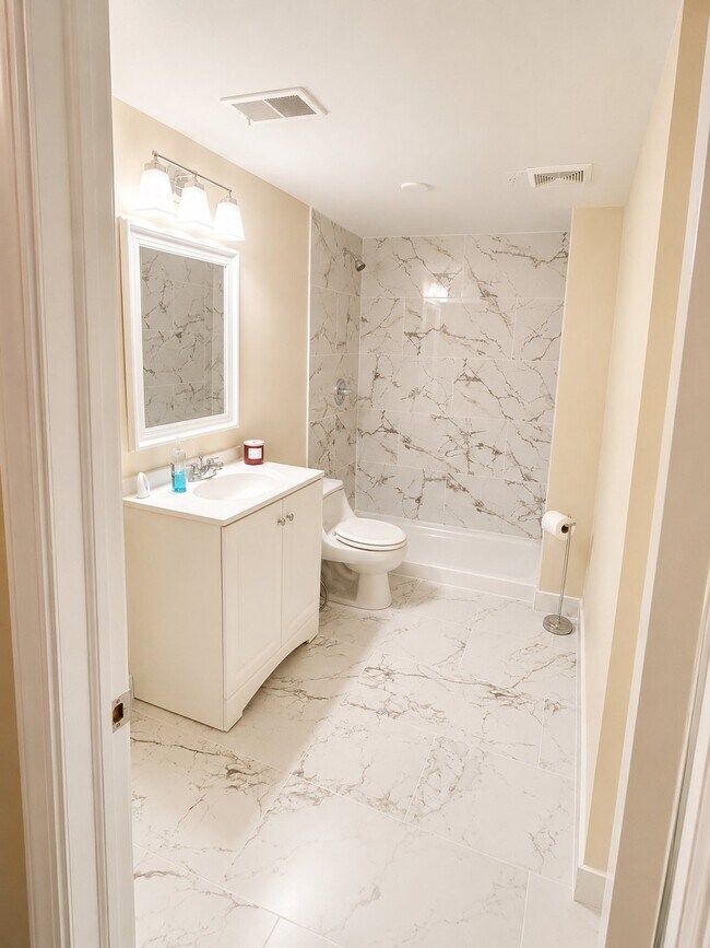 Building Photo - 4098 Camelot Ct