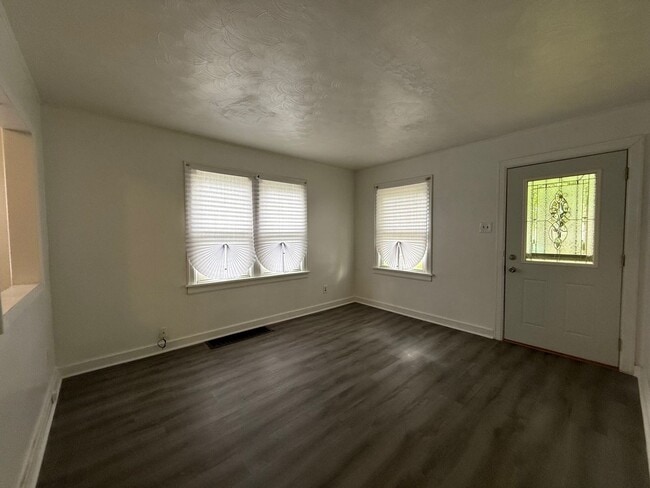 Building Photo - Freshly Renovated Bungalow in Home Park Area!