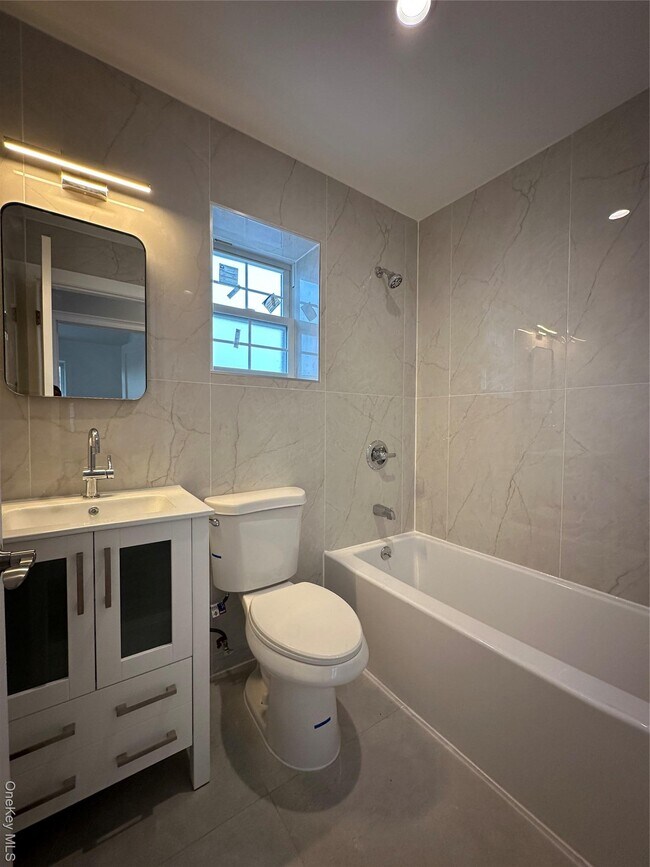 Foto del edificio - 170-16 143rd Rd