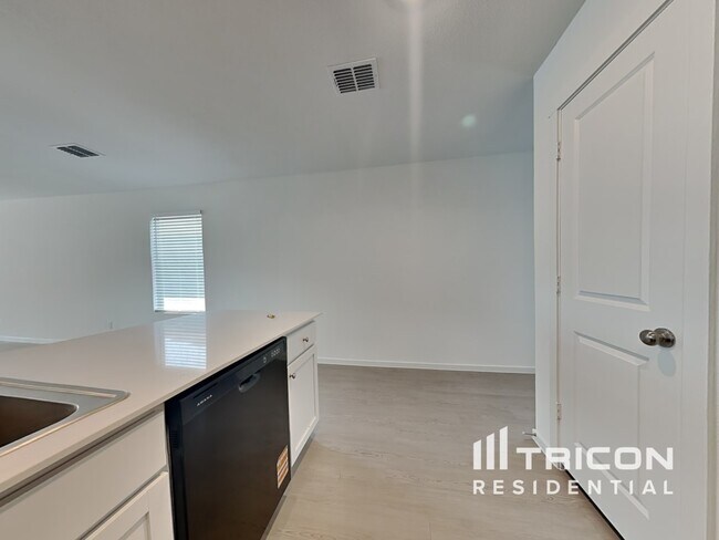 Building Photo - 827 Ponderosa Ln