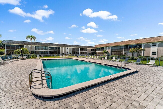 Building Photo - 755 Saturn St