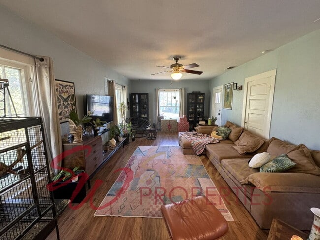 Building Photo - Delightful 2 bedroom, 2 bath with space and charm!!