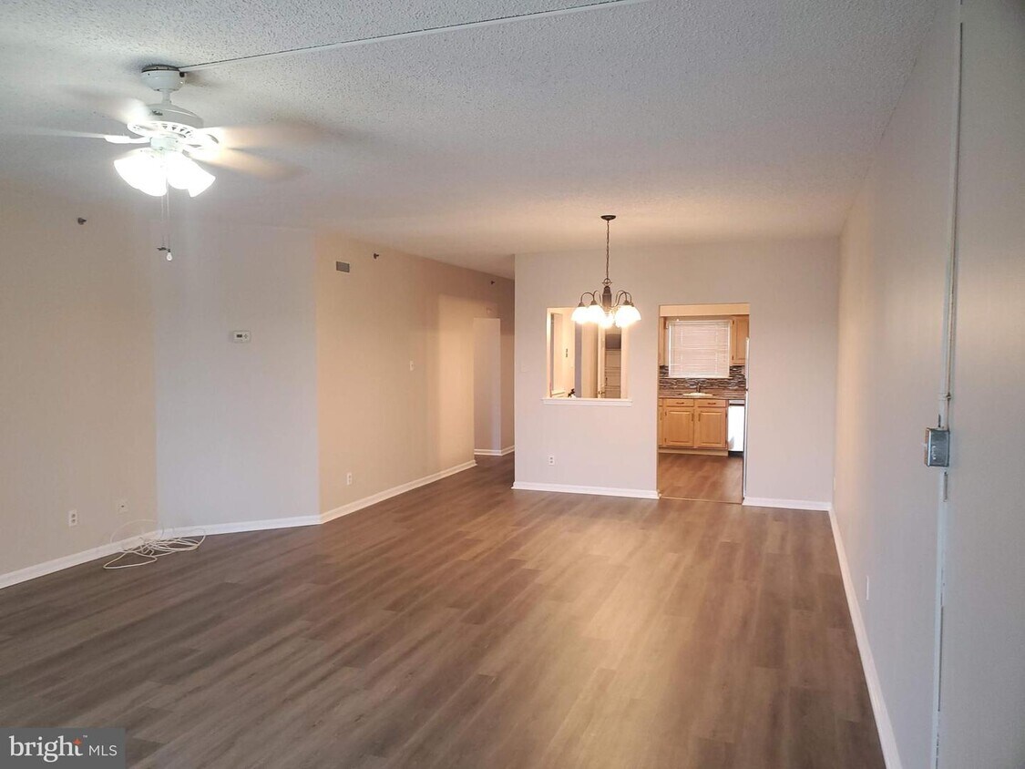 Foto principal - 6251 Main St