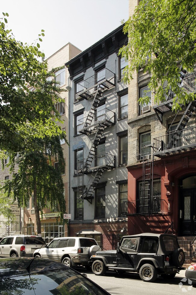Foto principal - 264 E 10th St