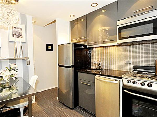 Building Photo - 150 W 51st St
