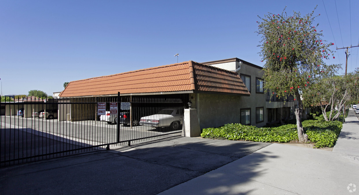 Building Photo - Villa Granada and Viking Apartments