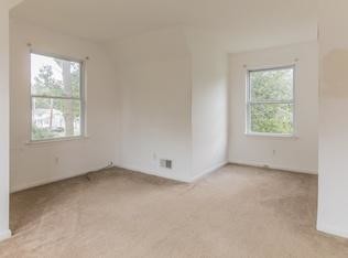 Building Photo - 401 Green Acres