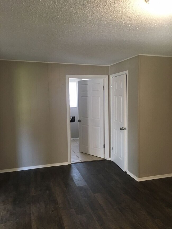Foto del edificio - One Bed One Bath House Available June 1