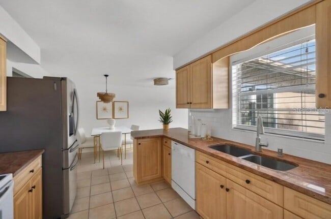 Building Photo - 8195 Coachlight Cir