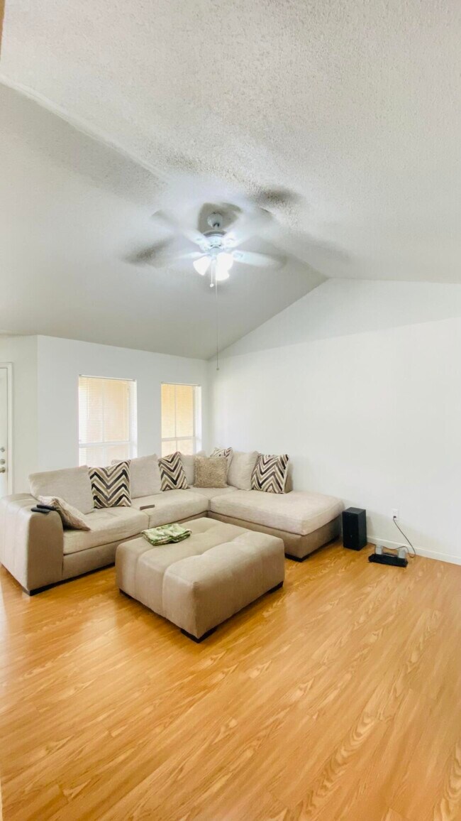 Foto del edificio - 977 Riverside Dr