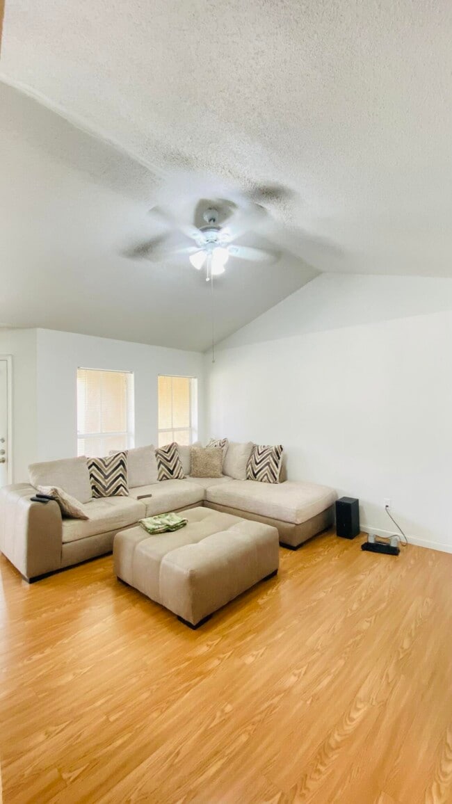 Building Photo - 977 Riverside Dr