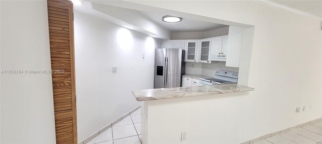 Building Photo - 9403 Fontainebleau Blvd