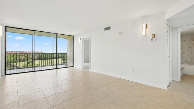 Building Photo - 900 Cove Cay Dr