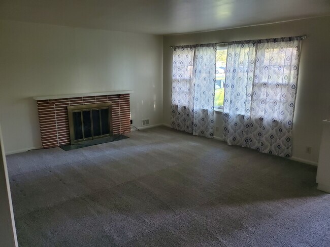 Building Photo - 3328 Oakwood Dr