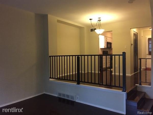 Building Photo - 230 Riveroaks Dr