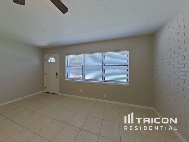 Foto del edificio - 2258 Lake Dr