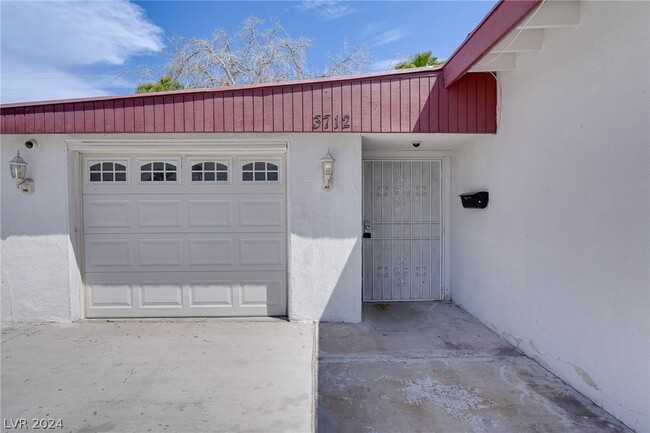 Building Photo - 3712 W El Parque Ave