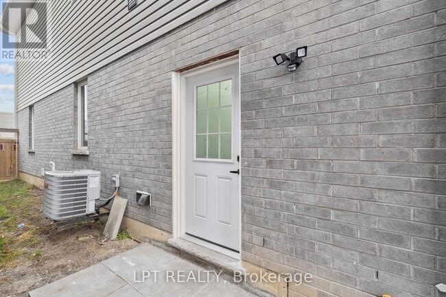 Building Photo - 140 Springvalley Crescent