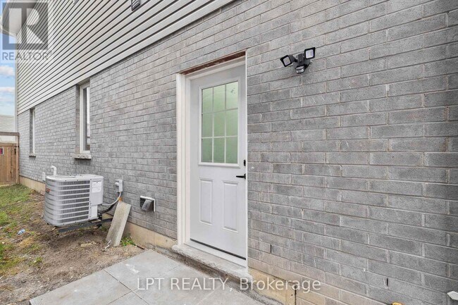 Photo du bâtiment - 140 Springvalley Crescent