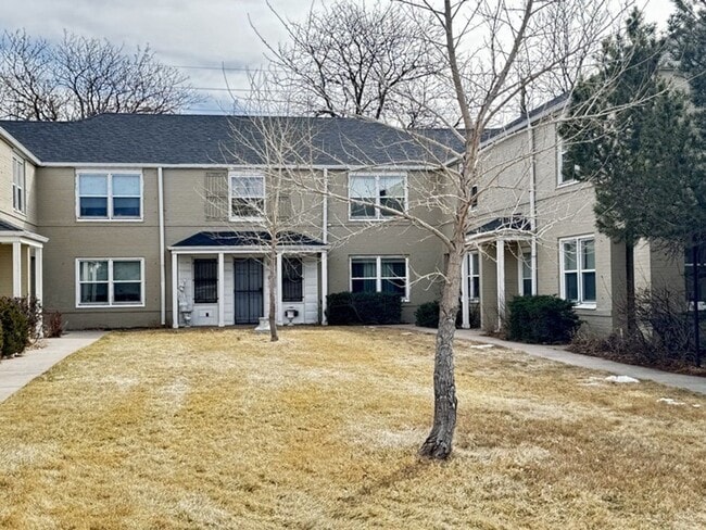 Foto del edificio - 2 BEDROOM 1 BATHROOM TOWNHOME CLOSE TO WARREN AIR FORCE BASE