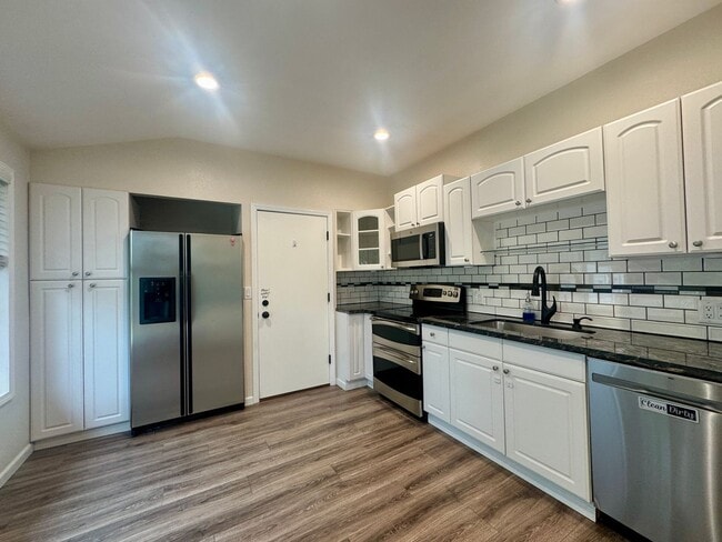 Foto del edificio - 2 Week Move In Special - 3 Bedroom, 2 Bath...