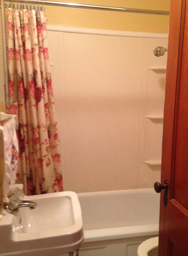 Building Photo - 2 Bed 1 Bath Unit in Bowden, AB