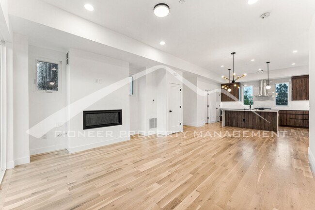 Foto del edificio - Beautiful Townhome with 2 Car Garage and C...