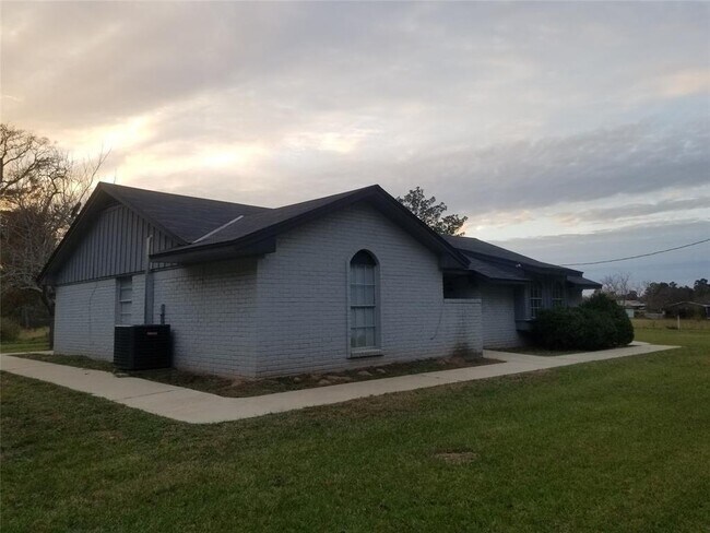 Building Photo - 22505 Roberts Cemetery Rd