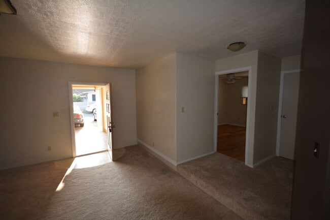 Foto del edificio - 2/1/2 Downstairs Apt B w/ Split Line A/C