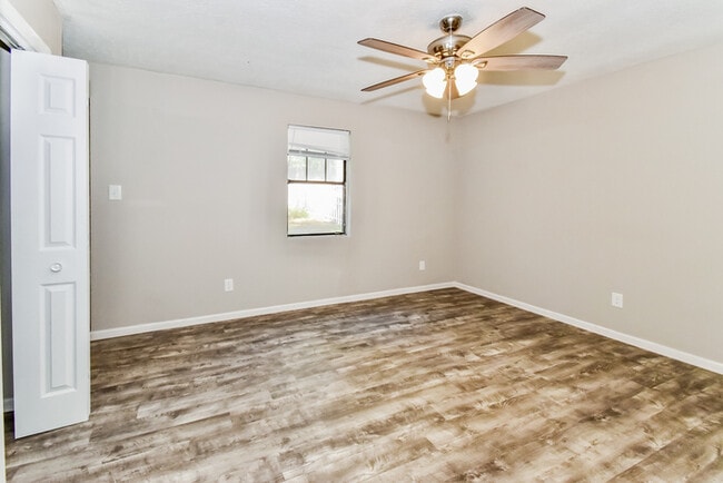 Foto del edificio - 529 Bradley Dr