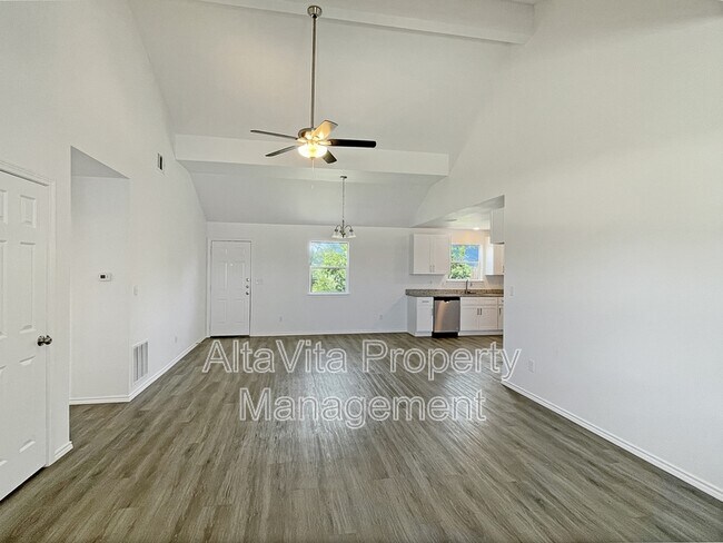 Foto del edificio - 437 S Cleburne Whitney Rd