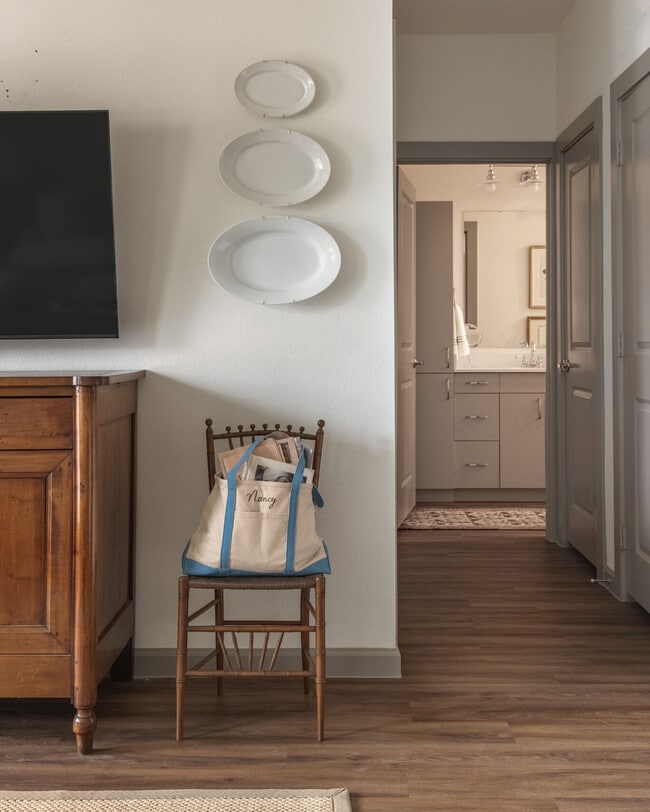 Building Photo - Kelly Hollow