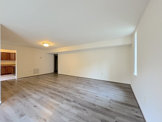 Building Photo - Spacious Ground-Level 3BR Condo with Patio in Prime Arlington Location