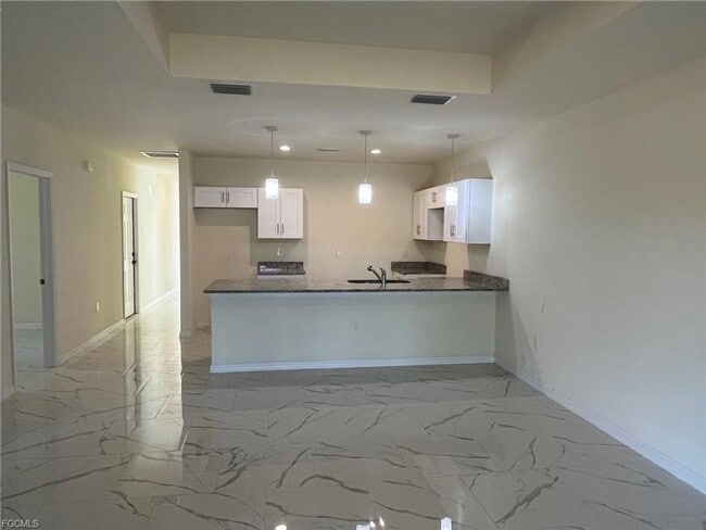 Building Photo - 3Bd / 2Ba Duplex with GARAGE