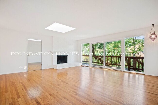 Building Photo - 9 Oak Springs Dr