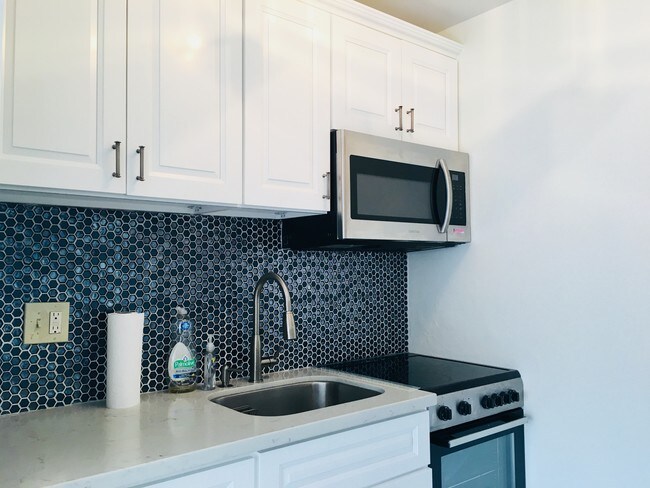 Kitchen - 7 Commodore Dr