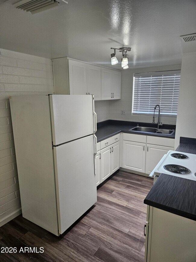 Foto del edificio - 521 E Bethany Home Rd